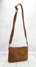 Load image into Gallery viewer, Borsa Lara Trasversale in morbita pelle intrecciata
