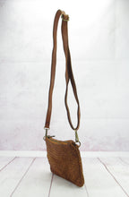 Load image into Gallery viewer, Borsa Lara Trasversale in morbita pelle intrecciata
