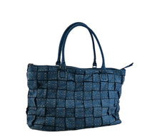 Load image into Gallery viewer, Shopping bag in pelle intrecciata e infilato a mano vitello tinto in capo ( lavato )
