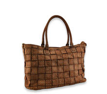 Load image into Gallery viewer, Shopping bag in pelle intrecciata e infilato a mano vitello tinto in capo ( lavato )
